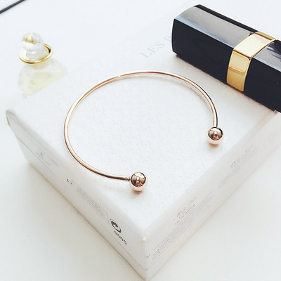 Bratara de dama cu diverse elemente metalice