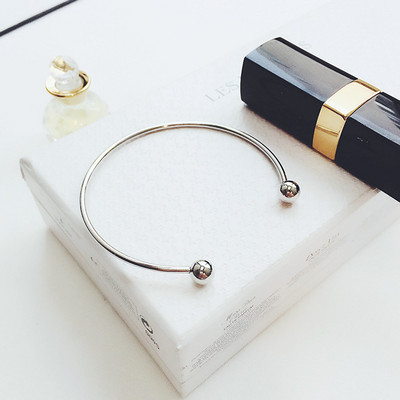 Bratara de dama cu diverse elemente metalice