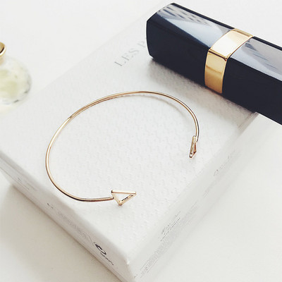 Bratara de dama cu diverse elemente metalice