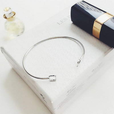 Bratara de dama cu diverse elemente metalice