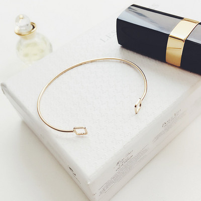 Bratara de dama cu diverse elemente metalice