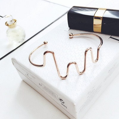 Bratara de dama cu diverse elemente metalice