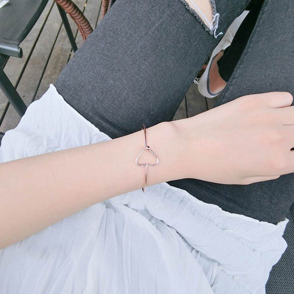 Bratara de dama cu diverse elemente metalice