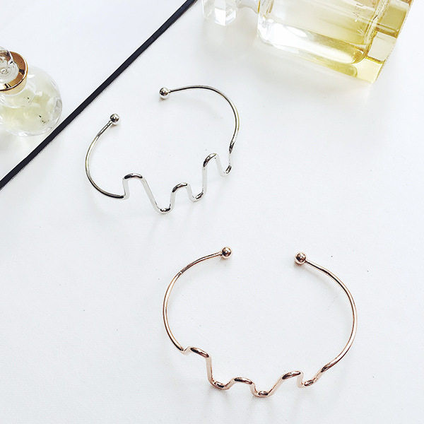 Bratara de dama cu diverse elemente metalice