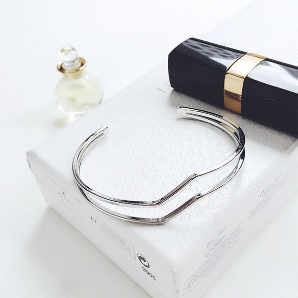 Bratara de dama cu diverse elemente metalice