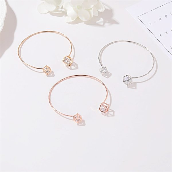 Bratara eleganta cu pietre decorative pentru femei