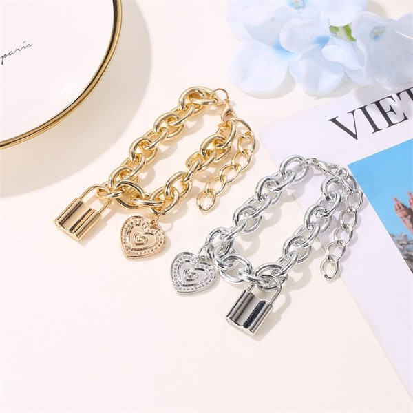 Naiste soliidne ripatsidega käevõru