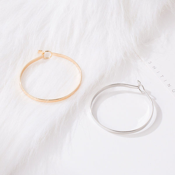 Un nou model de brățară de damă tip flacon de culoare argintie și aurie