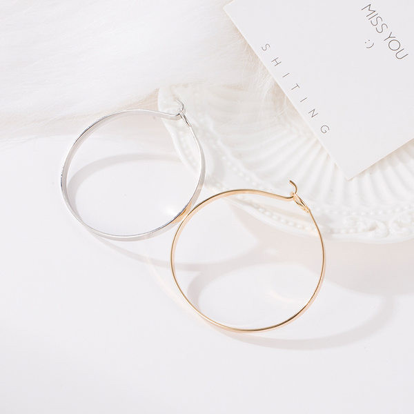 Un nou model de brățară de damă tip flacon de culoare argintie și aurie