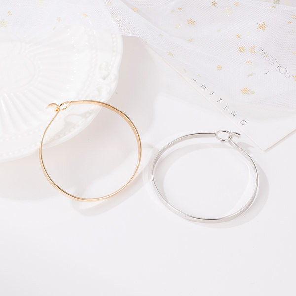 Un nou model de brățară de damă tip flacon de culoare argintie și aurie