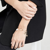 Κομψό γυναικείο βραχιόλι σε χρυσό χρώμα με μενταγιόν