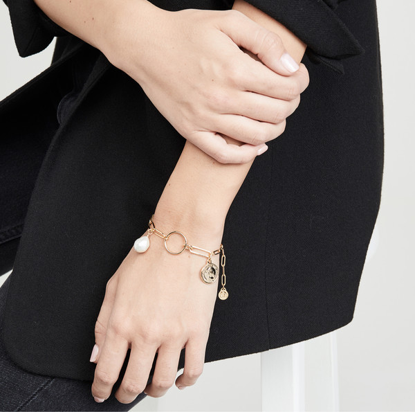 Κομψό γυναικείο βραχιόλι σε χρυσό χρώμα με μενταγιόν