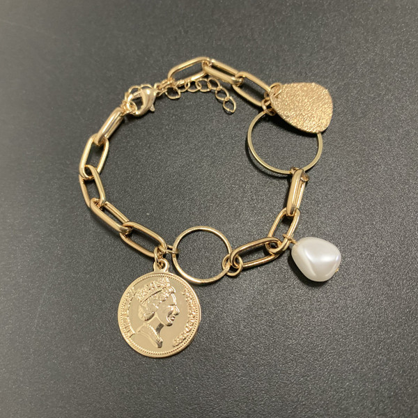 Κομψό γυναικείο βραχιόλι σε χρυσό χρώμα με μενταγιόν