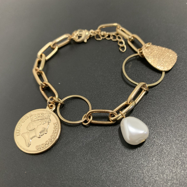 Κομψό γυναικείο βραχιόλι σε χρυσό χρώμα με μενταγιόν