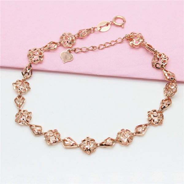 Moodne naiste käevõru ripatsiga