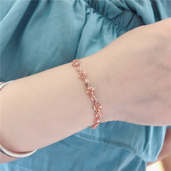 Moodne naiste käevõru ripatsiga