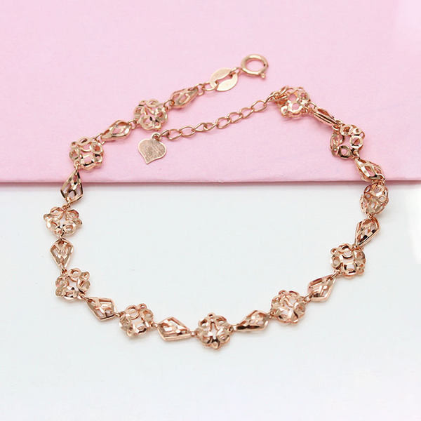 Moodne naiste käevõru ripatsiga