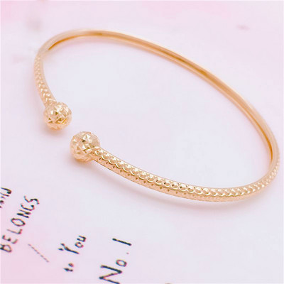 Стилна гривна в златист цвят за жени