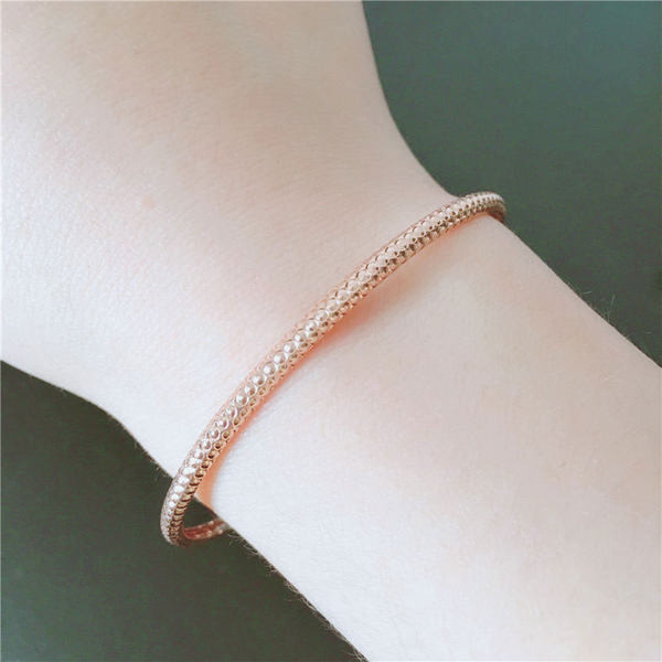 Стилна  гривна в златист цвят за жени