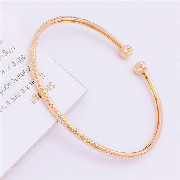 Стилна  гривна в златист цвят за жени