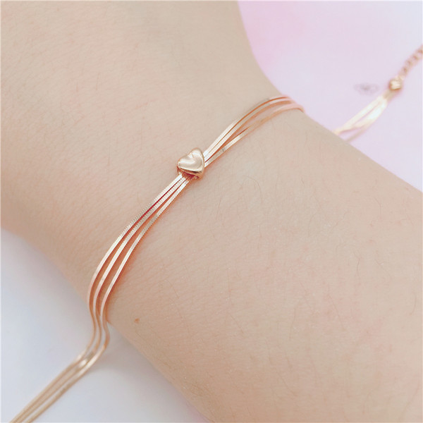 Дамска нежна гривна с сърце