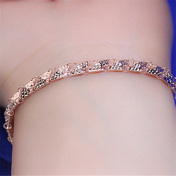 Регулируема дамска гривна в златист цвят