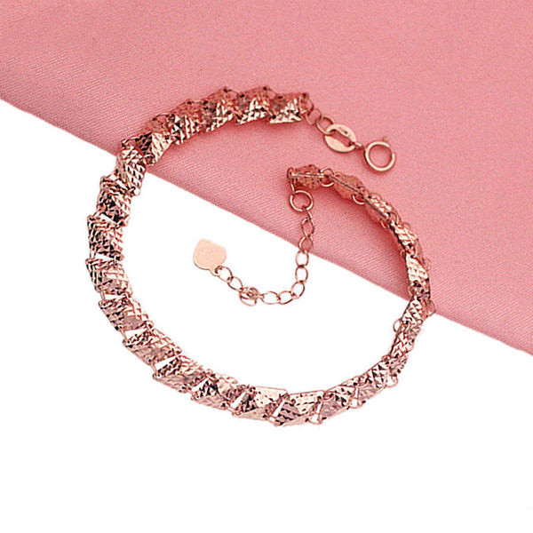 Регулируема дамска гривна в златист цвят