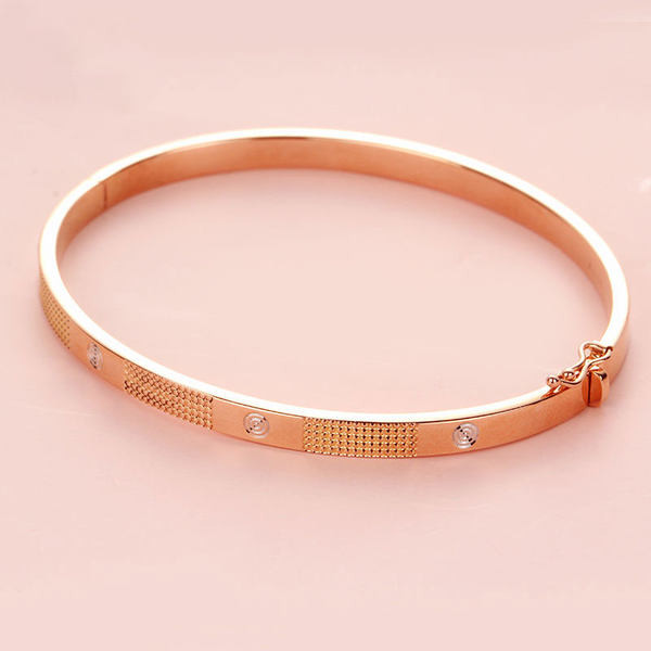 Нов модел дамска гривна в златист цвят -тип колба