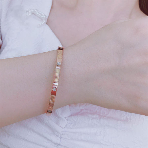 Нов модел дамска гривна в златист цвят -тип колба