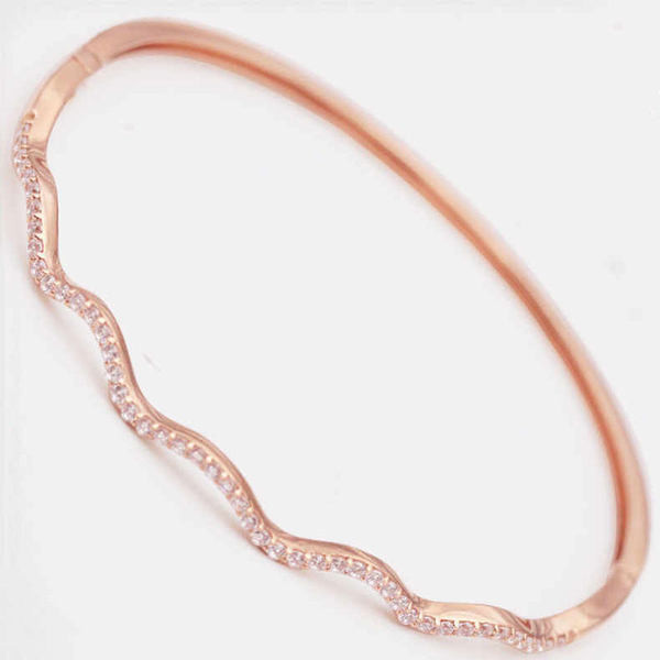 Вълнообразна дамска гривна с камъни