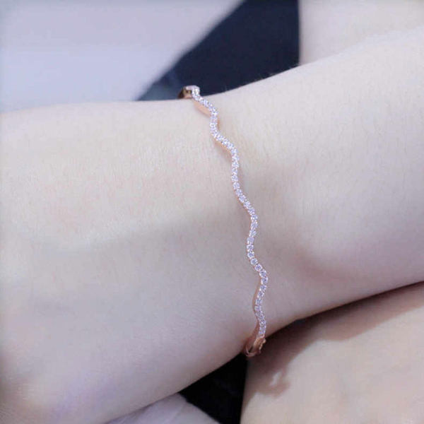 Вълнообразна дамска гривна с камъни