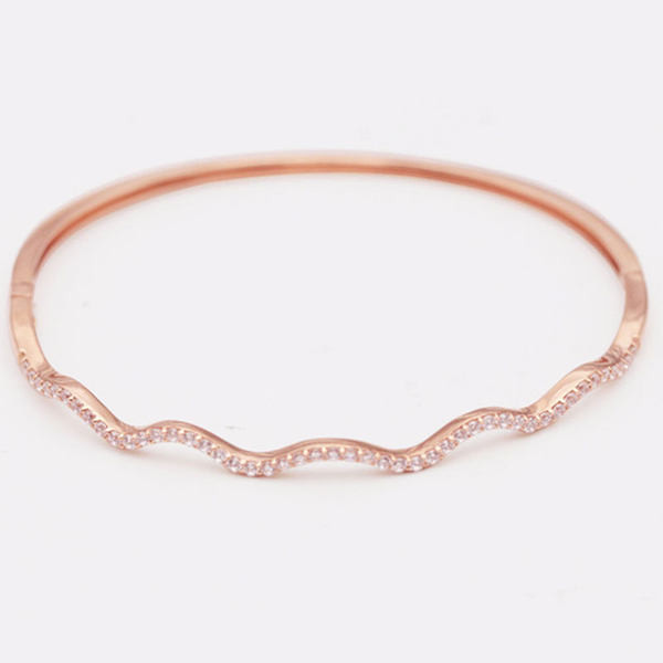 Вълнообразна дамска гривна с камъни