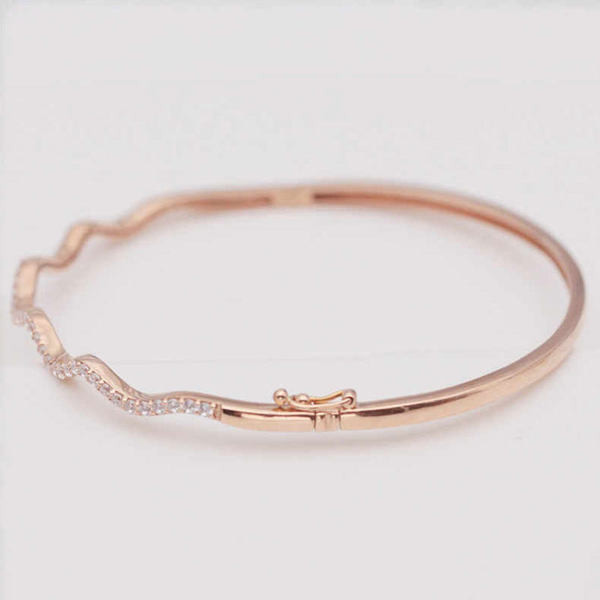 Вълнообразна дамска гривна с камъни