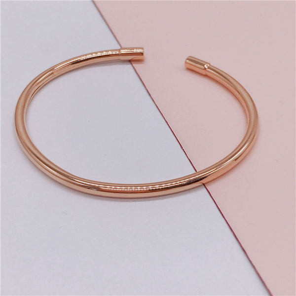 Изчистена дамска гривна- тип халка