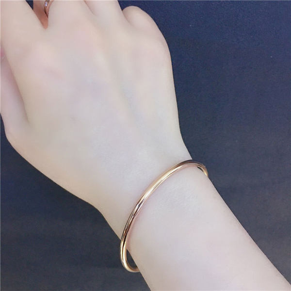 Изчистена дамска гривна- тип халка