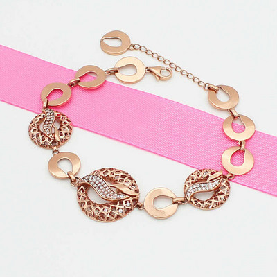 Elegantne metallist elementidega naiste käevõru