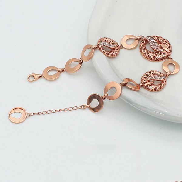 Elegantne metallist elementidega naiste käevõru