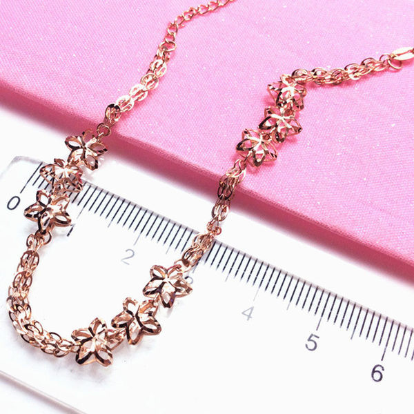 Moodne naiste käevõru metallist elementidega