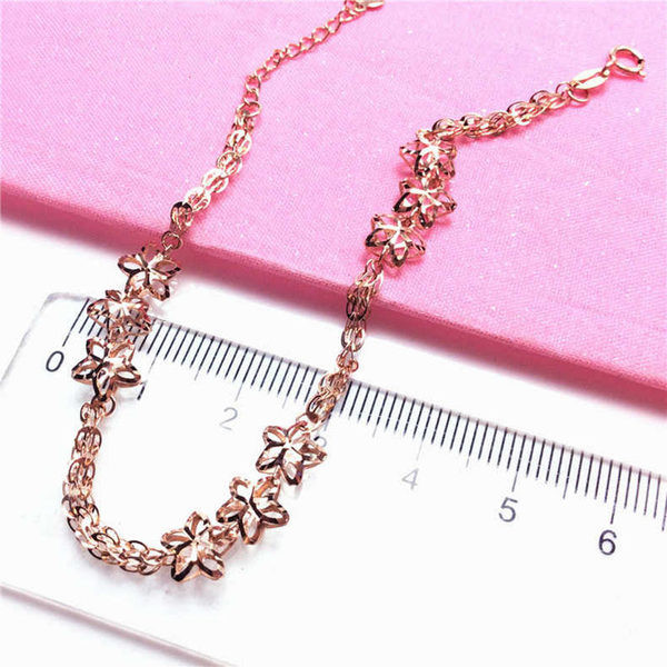 Moodne naiste käevõru metallist elementidega