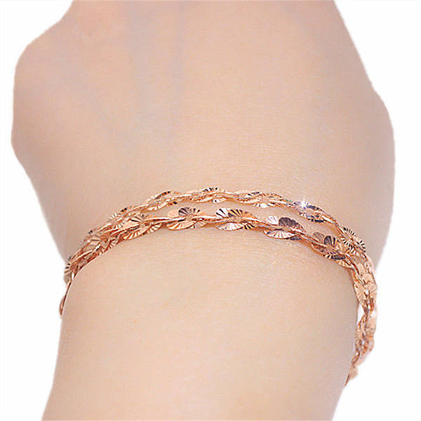 Модерна дамска гривна с нежна плетка