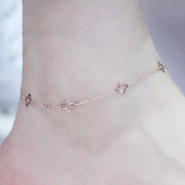 Ежедневна дамска гривна в златист цвят- с метални елементи