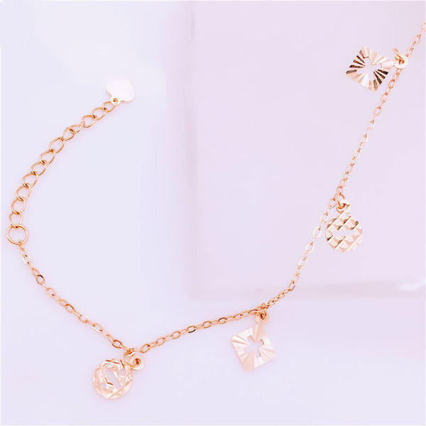 Ежедневна дамска гривна в златист цвят с метални елементи