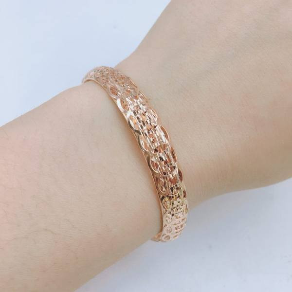 Модерна дамска гривна в  златист цвят