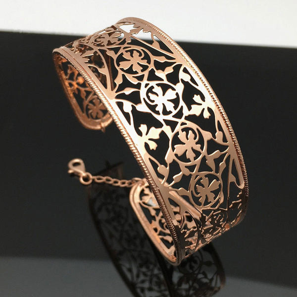 Широк модел дамска гривна в златист цвят