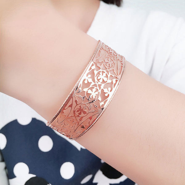 Широк модел дамска гривна в златист цвят