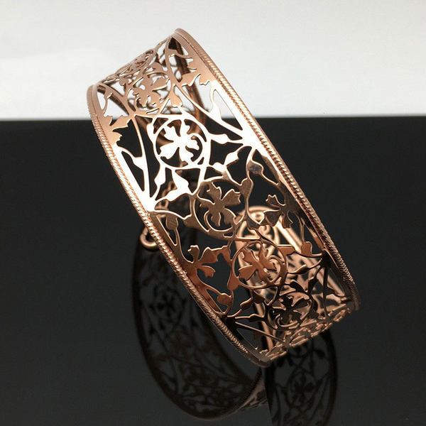 Широк модел дамска гривна в златист цвят