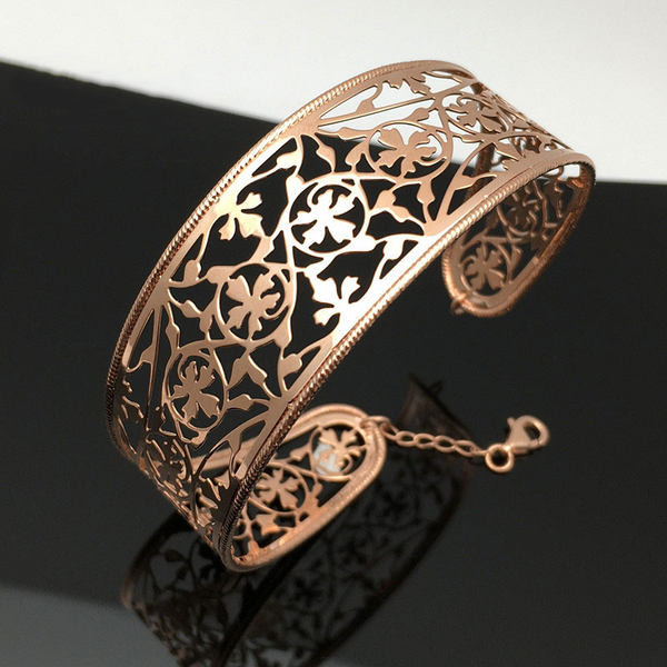 Широк модел дамска гривна в златист цвят