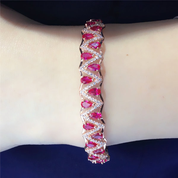 Дамска модерна гривна  цветни декоративни камъни