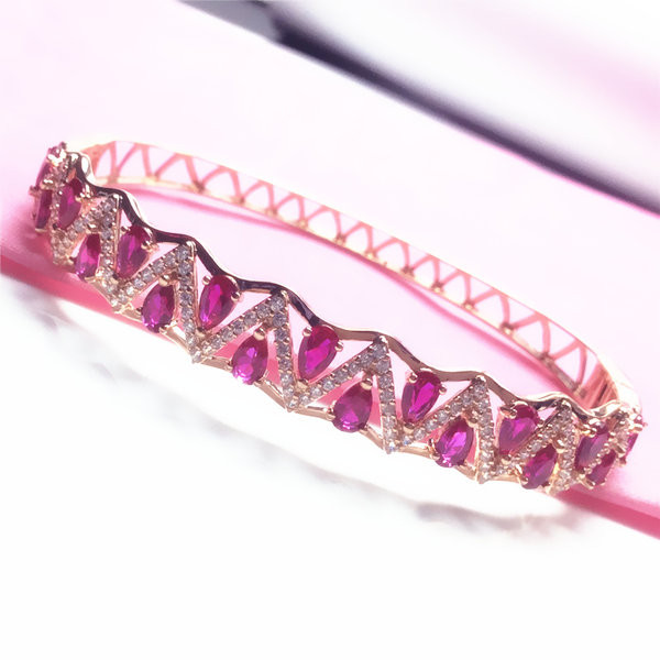 Дамска модерна гривна  цветни декоративни камъни