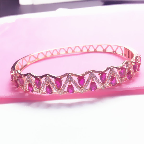 Дамска модерна гривна  цветни декоративни камъни